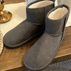 New HM Cozy Gray Shearling-Lined Boots